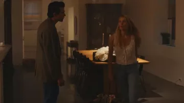 Haut Doen Joanne porté par Daryl Hannah (Dree Hemingway) tel que vu dans Love Story (S01E02)