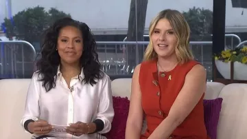 Chemise essentielle en satin rayé d’Ann Taylor portée par Sheinelle Jones, vue dans Today with Jenna & Sheinelle le 3 mars 2026