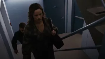 Abrigo Reiss Poppie en cuadros marrones usado por la Dra. Caitlin Lenox (Sarah Ramos) visto en Chicago Med (S11E10)