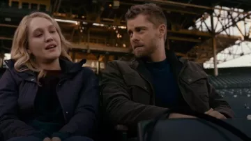 Chaqueta de algodón encerado de Aberdeen Blend de Rodd & Gunn usada por el Dr. Mitchell 'Mitch' Ripley (Luke Mitchell) tal como se ve en Chicago Med (S11E11)