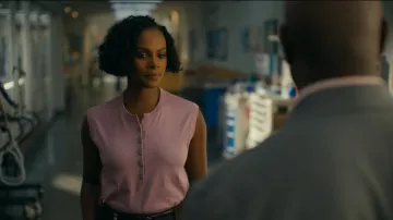 Dries Van Noten Togo Jersey sin mangas de algodón usado por Laila Bynum (Tika Sumpter) como se ve en Watson (S02E09)