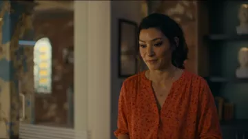 Chemisier Pintuck NYDJ porté par le Dr Sasha Lubbock (Inga Schlingmann) tel que vu dans Watson (S02E09)