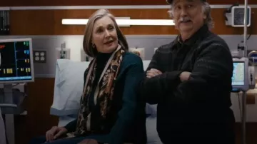 Écharpe florale Echo New York Park portée par le Dr Suzie Mankiewicz (Brenda Strong) telle que vue dans Chicago Med (S11E11)