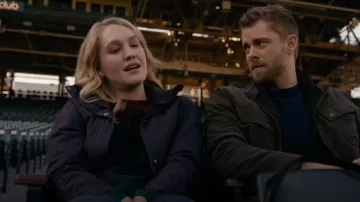 Vince Camuto Stripe Pull à col rond porté par Lynne Murphy (Hope Lauren) tel que vu dans Chicago Med (S11E11)