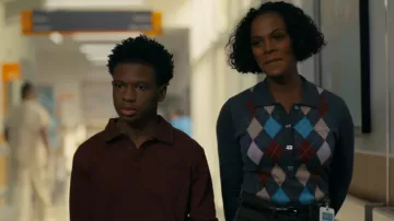 Ganni Grey Argyle Polo porté par Laila Bynum (Tika Sumpter) tel que vu dans Watson (S02E09)