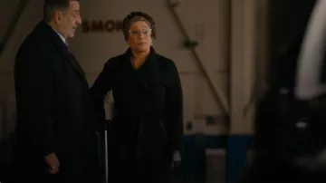 Manteau Mackage Mai noir porté par Sharon Goodwin (S. Epatha Merkerson) tel que vu dans Chicago Med (S11E12)
