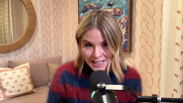 Jersey de cuello™ enrollable de J. Crew Cashmere llevado por Jenna Bush Hager visto en Today el 5 de marzo de 2026