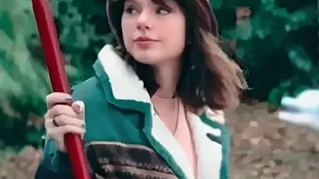 Clip vidéo d’Opalite veste Aztec portée par Taylor Swift dans Taylor Swift - Opalite (clip officiel)