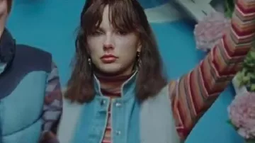 Gilet en jean Opalite Music porté par Taylor Swift dans Taylor Swift - Opalite (Clip officiel)