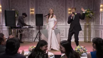 Robe de mariée Jenny Yoo Sandra portée par Sarah Sherman telle que vue dans Saturday Night Live (S51E14)