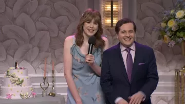 ASTR El vestido de Nissa de The Label que lleva Jane Wickline visto en Saturday Night Live (S51E14)