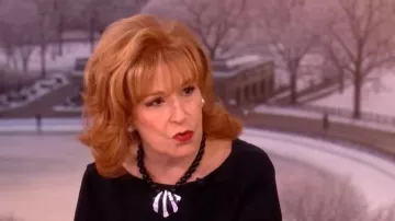 Julietta Maris Onyx argenté portée par Joy Behar telle que vue dans The View le 27 février 2026