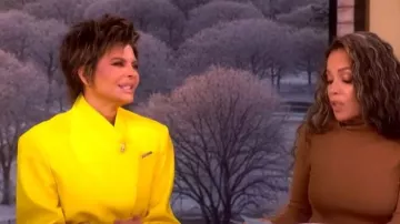 La veste jaune Attico portée par Lisa Rinna telle que vue dans The View le 27 février 2026