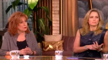 Cardigan Eileen Fisher en lin coton porté par Joy Behar tel que vu dans The View le 27 février 2026