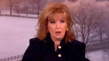 Veste en tweed L’Agence Cove portée par Joy Behar telle que vue dans The View le 3 mars 2026