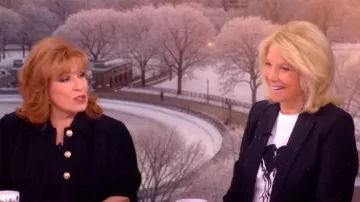 Zadig y Voltaire desfilan camiseta de algodón con ojo de cerradura adornada en corazón que lleva Joan Lunden, tal como se ve en The View el 3 de marzo de 2026