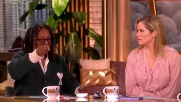 Camiseta de cardigan Ami De Coeur llevada por Whoopi Goldberg vista en The View el 4 de marzo de 2026