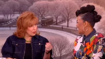 Collier de perles doré Lizzie Fortunato Laguna porté par Joy Behar tel que vu dans The View le 5 mars 2026