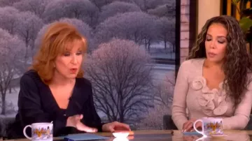 Haut plissé Ramy Brook Jacklyn porté par Joy Behar tel que vu dans The View le 5 mars 2026