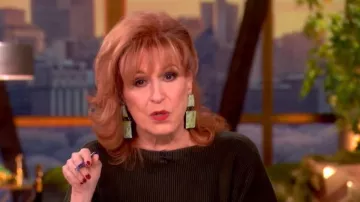 Everlane Le haut à col bateau porté par Joy Behar tel que vu dans The View le 6 mars 2026