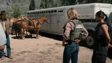 7 For All Mankind Women's Dojo Trouser Jeans worn by Belle Skinner (Arielle Kebbel) as seen in Marshals (S01E01)