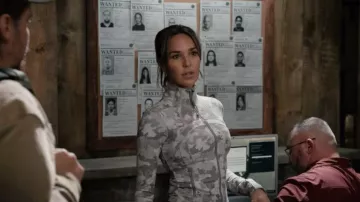 Lululemon Define Short Jacket Nulu portée par Belle Skinner (Arielle Kebbel) telle que vue dans Marshals (S01E02)