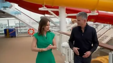 Vestido de punto crepé Scanlan Theodore con tiras de cortes llevado por Rebecca Jarvis visto en Good Morning America el 4 de marzo de 2026