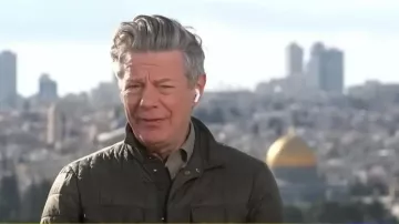 Chaqueta Shellear acolchada con orejas lentas llevada por Ian Pannell, vista en Good Morning America el 9 de marzo de 2026