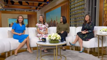 Vestido de manga larga de crepé floral con costura Lela Rose en línea A llevado por Juju Chang, visto en Good Morning America el 10 de marzo de 2026