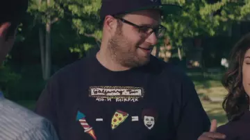 Golfwang Mr Pizza Odd Future camiseta que lleva Mac Radner (Seth Rogen) en Vecinos