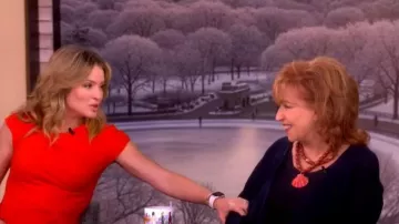 Pull Cardigan à col V d’Eileen Fisher porté par Joy Behar tel que vu dans The View le 10 mars 2026