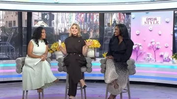 Chaqueta corta de Wardrobe.NYC llevada por Eni Popoola como se ve en Today with Jenna & Sheinelle el 10 de marzo de 2026