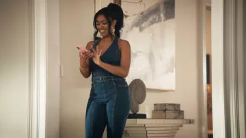 Adivina Claire Claire Halter Neck Denim de mono que lleva Brina tal y como se ve en La caída y el ascenso de Reggie Dinkins (S01E01)
