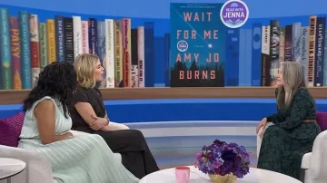 Vestido Midi con smock de Boden llevado por Amy Jo Burns, tal como se ve en Today with Jenna & Sheinelle el 10 de marzo de 2026