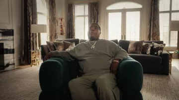 Concierto de sudadera y pantalones 100% cachemir Frere Sage llevado por Reggie Dinkins (Tracy Morgan) como se ve en La caída y el ascenso de Reggie Dinkins (S01E01)