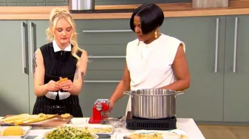 Falda plisada de sarga de lana Tory Burch llevada por Tineke Younger vista en el desfile de Tamron Hall el 2 de marzo de 2026
