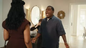 Camisa vaquera brillante Givenchy Monogram 72 usada por Reggie Dinkins (Tracy Morgan) vista en La caída y ascenso de Reggie Dinkins (S01E02)