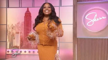 Camiseta de puño de plumas Fumi the Label Maya llevada por Sherri Shepherd vista en Sherri el 27 de febrero de 2026