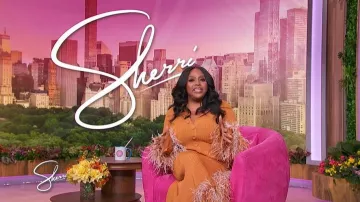 Falda Midi Fumi the Label Maya Slip-Feather llevada por Sherri Shepherd, tal como se vio en Sherri el 27 de febrero de 2026