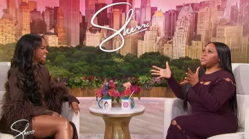 Vestido drapeado de satén LaPointe con puños de plumas y puños llevado por Kandi Burruss visto en Sherri el 2 de marzo de 2026
