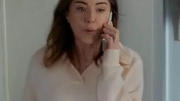 Pull beige rétrécisseur porté par Liz (Christa Miller) tel que vu dans Rétrécissement (S03)