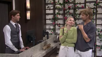 Cardigan en laine Damson Madder Voula Cashmere porté par Sarah Sherman vu dans Saturday Night Live (S51E14)