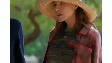 T-shirt camouflage Christa Miller Shrinking S03 utilisé par Liz (Christa Miller) tel que vu dans Shrinking
