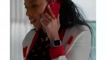 Shrinking S03 Jessica Williams Cardigan à cœur porté par Gaby (Jessica Williams) tel que vu dans Shrinking