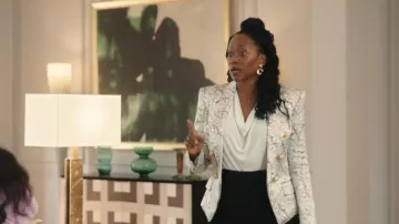 Chaqueta de satén Balmain de 6 botones usada por Monica (Erika Alexander) como se ve en La caída y el ascenso de Reggie Dinkins (S01E03)