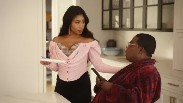 Blusa corsé rosa Bea de Vivienne Westwood llevada por Brina (Precious Way) como se ve en La caída y el ascenso de Reggie Dinkins (S01E03)