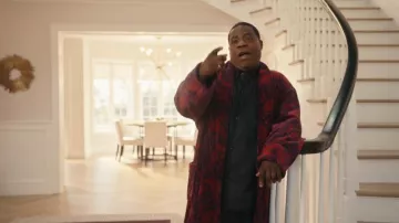 Bata nueva y Lingwood Borgundy & Navy Peacock Towelling usada por Reggie Dinkins (Tracy Morgan) como se ve en La caída y el ascenso de Reggie Dinkins (S01E03)