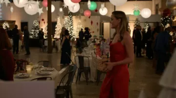 Vestido de Nicholas Simone que lleva Lori (Erinn Hayes) como se ve en No es Eso (S01E07)