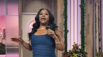 Vestido Midi de vaqueros de aplique de Versace llevado por Sherri Shepherd tal como se vio en Sherri el 5 de marzo de 2026