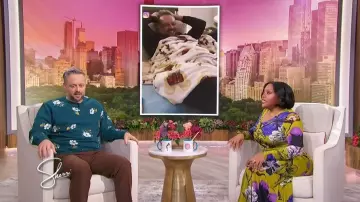 Bonobos Brodé French Terry Crew porté par Nate Bargatze tel que vu dans Sherri le 11 mars 2026